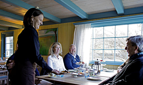 PANNEKAKER: Nicole Fritschi (fra Sveits) serverer nystekt til Gustav Foss, mens Ann-Cathrin Stridal og Hans Hermod Hansen er mette i bakgrunnen. PANNEKAKER: Nicole Fritschi (fra Sveits) serverer nystekt til Gustav Foss, mens Ann-Cathrin Stridal og Hans Hermod Hansen er mette i bakgrunnen.