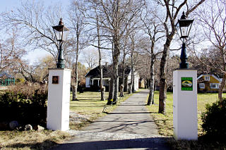 VELKOMMEN: Slik ser det ut en vårdag ved ankomst til Engø Gård. VELKOMMEN: Slik ser det ut en vårdag ved ankomst til Engø Gård.