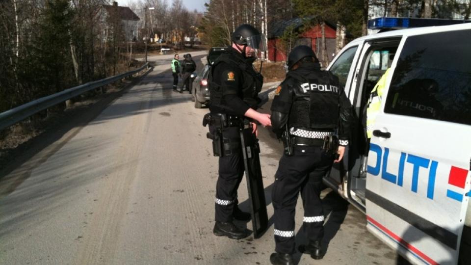 V�PNET AKSJON: Det p�g�r en politiaksjon i Mo i Rana etter at en politimann ble drept p� jobb. MMS-foto: Geir �sten Berg