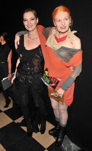 MOREN OG BESTEVENNINNEN: Malcolm McLaren fikk s�nnen Joseph sammen med den britiske designeren Vivienne Westwood (til h�yre). Her er hun sammen med Josephs gode venninne, supermodellen Kate Moss. Foto:  EPA/DANIEL DEM