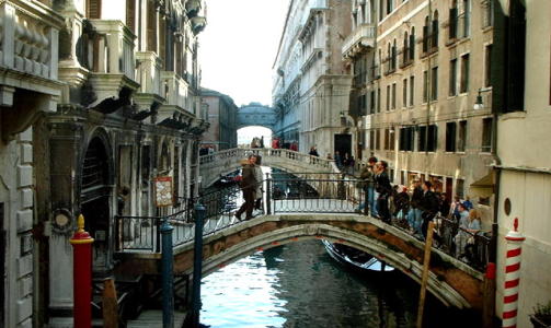  KANALENE:  Venezia er mest kjent for sine kanaler og kunstverker. Foto: Geir B�lstad.