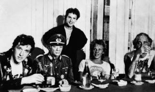 SEX PISTOLS: Malcolm McLaren st�r bak Sex Pistols-medlemmene Steve Jones og Paul Cook, samt togr�veren Ronald Biggs (til h�yre) i dette bildet fra 1978. Foto: SCANPIX/AP Photo