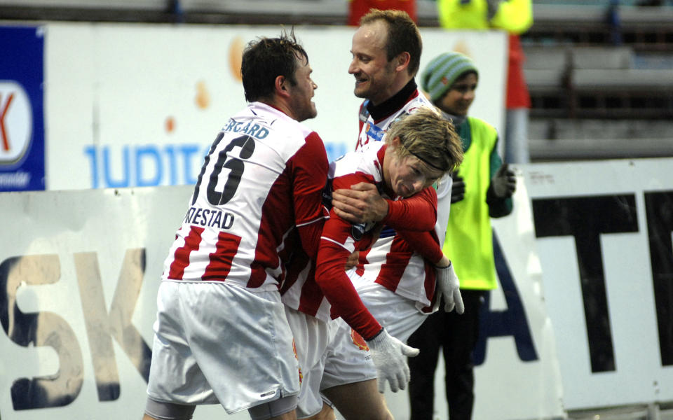 MATCHVINNER: 18-�ringen Thomas Drage (midten) ble matchvinner for Troms� p� overtid - en scoring som sendte �Gutan� til tabelltopp i Tippeligaen. Her fanges unggutten av Hans �ge Yndestad og Sigurd Rushfeldt.
Foto: Rune Stoltz Bertinussen / Scanpix