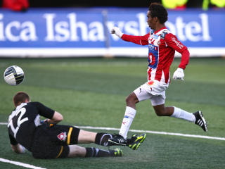 UTLIGNET: Mo fikk ballen forbi Espen Bugge Pettersen og s�rget for at lagene gikk til pause p� 1-1.Foto: Digitalsport