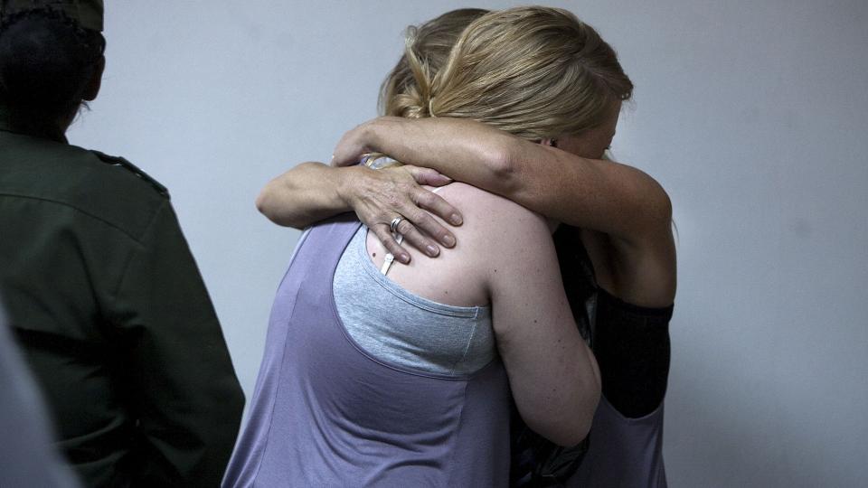 STRENGE STRAFFER: B�de Madeleine Rodriguez og Stina Brendemo Hagen ble i kveld d�mt til fengsel i Bolivia. Her tr�stes Brendemo Hagen av moren etter dommen. Foto: Henning Lilleg�rd