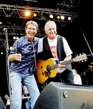 BREDE SMIL: Gustav Lorentzen (t.v.) og Øystein Dolmen alias Knudsen & Ludvigsen, her på Øyafestivalen i Oslo. Foto: Sara Johannessen / SCANPIX BREDE SMIL: Gustav Lorentzen (t.v.) og Øystein Dolmen alias Knudsen & Ludvigsen, her på Øyafestivalen i Oslo. Foto: Sara Johannessen / SCANPIX
