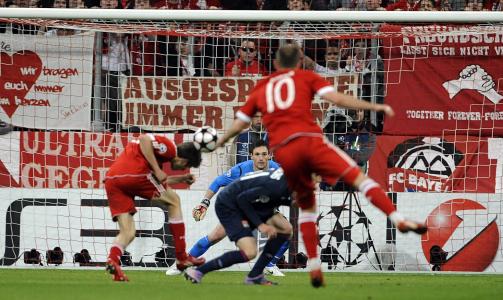 UPRESSET: Lyon lot Arjen Robben uhindret f� utfordre innover i banen. Da gikk det som det m�tte g�: Nederlenderen fikk sikte inn venstreslegga og bl�ste ballen forbi Hugo Lloris via h�rtustene til Thomas M�ller. Foto: SCANPIX / EPA/TOBIAS HASE