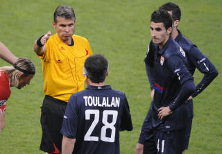 UTJEVNET FORSKJELLEN: Et Bayern-lag i undertall var allerede det f�rende laget da J�r�my Toulalan ogs� ble utvist. Da ble det naturlig nok enda vanskeligere for Lyon.Foto: SCANPIX/AP Photo/Daniel Maurer