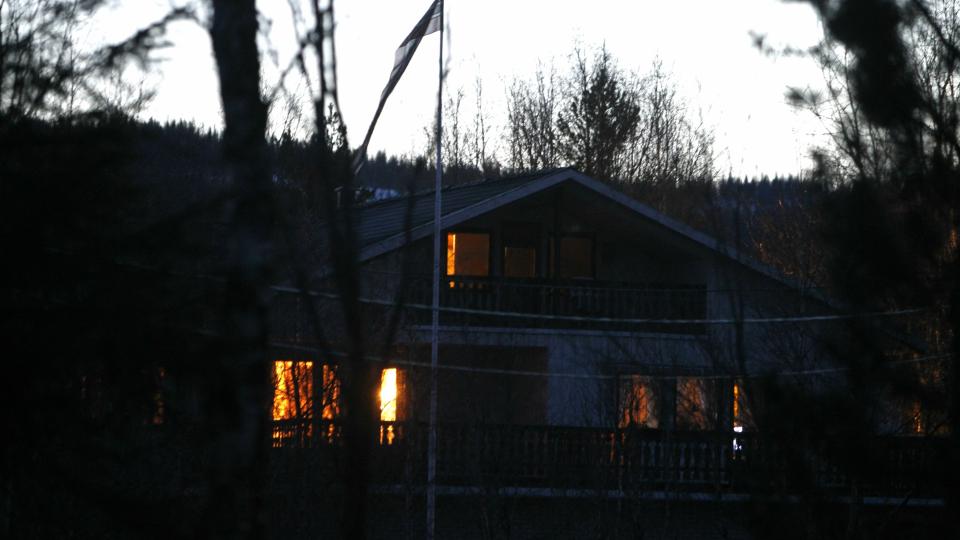  P�G�R:  Aksjonen mot mannen som er mistenkt for � ha knivdrept politimannen Olav Kildal i g�r, p�g�r fortsatt i natt. Her er huset der mannen befinenr seg fotografert like f�r klokka 04. FOTO: H�KON MOSVOLD LARSEN, SCANPIX.