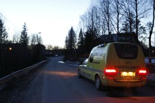  BEREDSKAP:  En ambulanse p� plass ved 04-tiden. FOTO: H�KON MOSVOLD LARSEN, SCANPIX.