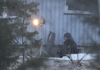  G�R INN:  En av polititjenestemennene p� vei inn i huset ved 05.45-tiden. FOTO: H�KON MOSVOLD LARSEN.