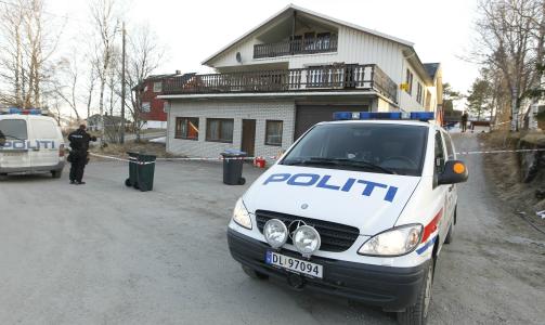  P�GREPET:  62-�ringen ble f�rt inn i denne politibilen etter p�gripelsen. FOTO: H�KON MOSVOLD LARSEN.