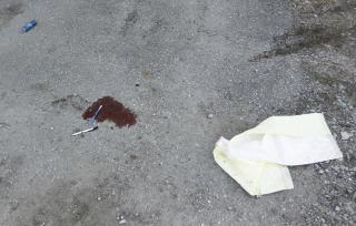  BLOD:  Blodflekk i oppgangen til huset der den 62 �r gamle mannen ble p�grepet etter en politiaksjon i morges. FOTO: H�KON MOSVOLD LARSEN, SCANPIX.