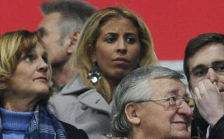 KONA P� PLASS: Wahiba Belhami satt p� tribunen og s� at ektemannen ble utvist i g�r kveld. Foto: AFP