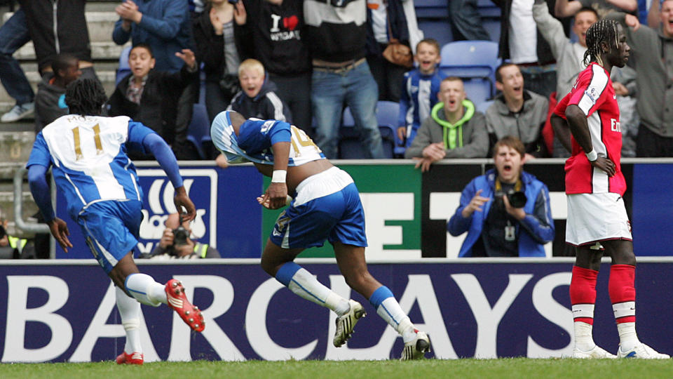 MATHCINNER: Charles N'Zogbia scoret Wigans tredje m�l de 10 siste minuttene mot Arsenal s�ndag. Her feirer han med � trekke tr�ya over hodet. Foto: AP/Tim Hales