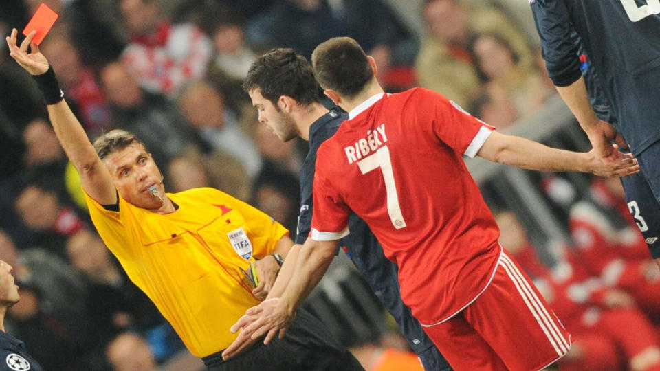 UTVIST: Franck Ribery ble utvist bare 37 minutter inn i g�rsdagens Champions League-semifinale mot Lyon. Foto: AFP