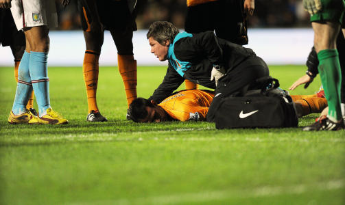 BLE LIGGENDE: Jan Vennegoor of Hesselink var bevisstl�s i fem minutter p� KC Stadium. Foto: AFP/PAUL ELLIS