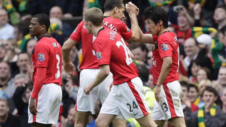 ER VERD MER ENN 10 MILLIARDER: Manchester United kan feire statusen som verdens dyreste klubb � kj�pe. Her feirer spillerne seieren mot Liverpool i mars. Foto: AP/Jon Super