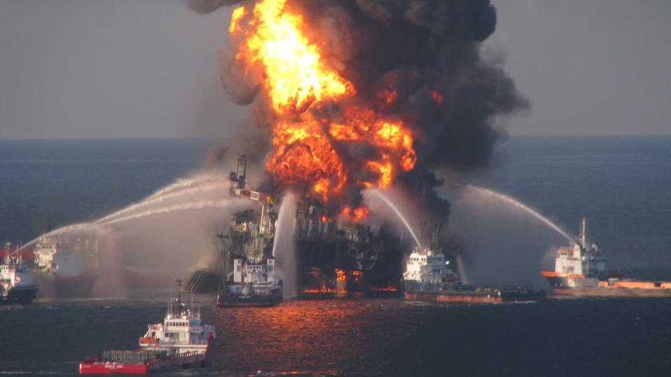 SAVNET: Elleve arbeidere er fortsatt savnet etter eksplosjonen p� en oljeplattform i Mexicogolfen. Foto: AP Photo/US Coast Guard/SCANPIX