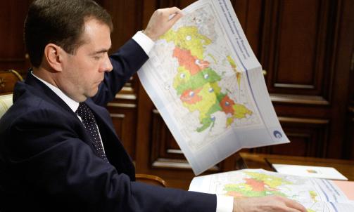 HVA SER HAN? Den russiske ambassad�ren i Norge mener utlandet misforst�r russisk politikk, tolker landets utenrikspolitikk feil og at Medvedev ser etter partnere, ikke konflikter, n�r verdenskartet studeres. Foto: EPA/DMITRY ASTAKHOV