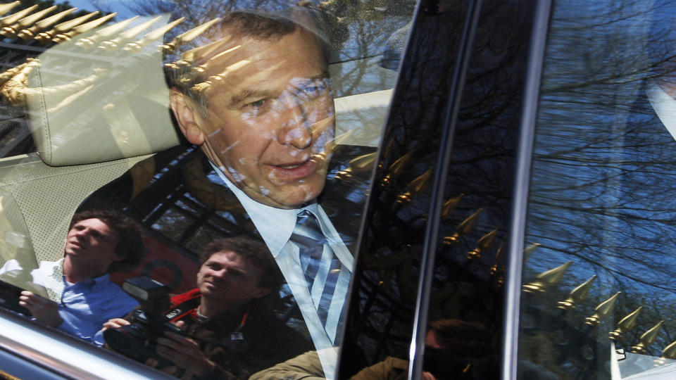 G�R AV: Statsminister Yves Leterme forlater slottet i Laeken etter � ha levert avskjedss�knad til kong Albert II.  Foto: REUTERS/Francois Lenoir/Scanpix