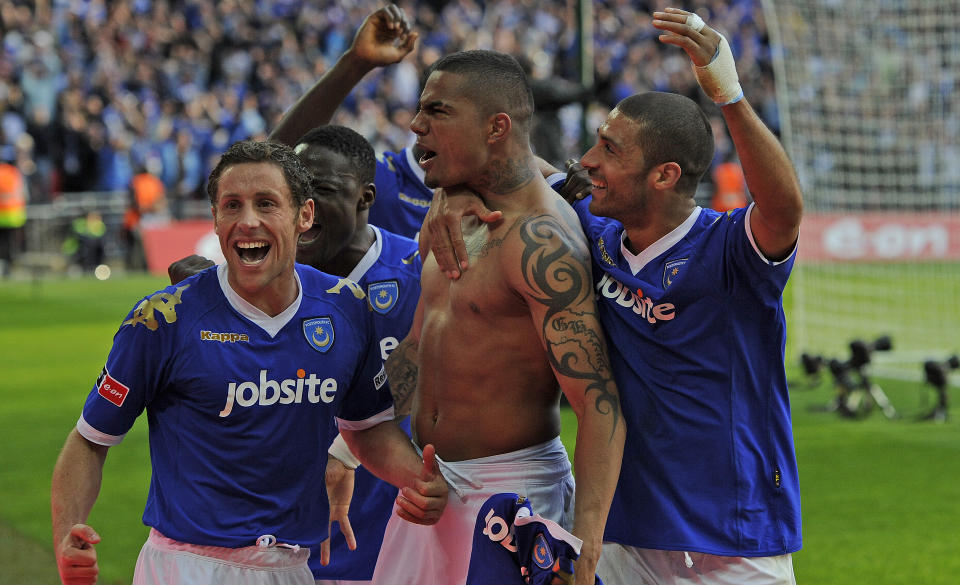 UTE AV DET GODE SELSKAP: Portsmouth-spillerne jublet hemningsl�st da de sikret seg en plass i FA-cupfinalen. Under normale omstendigheter ville det ha gitt en plass i neste �rs Europa League, men Pompeys d�rlige �konomi gj�r at b�de FA og Premier League setter foten ned.Foto: SCANPIX/AP Photo/Tom Hevezi
