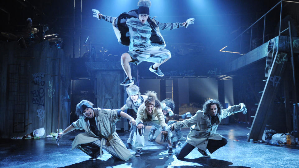 TAR SCENEN: Ulveflokken fyller scenen med smittsom energi i Rogaland teaters elektriske �Jungelboken 2099�. Foto: Emile Ashley/Rogaland Teater
