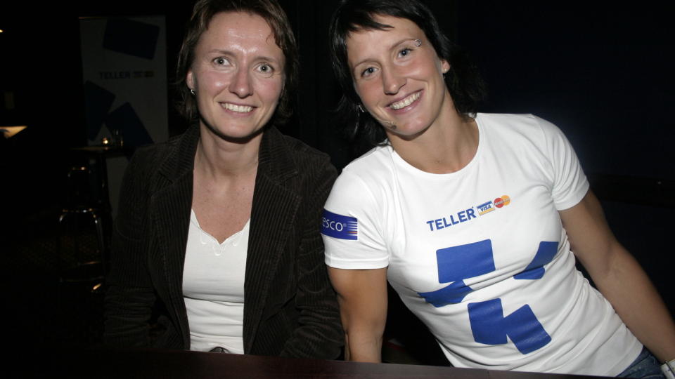 NY SPONSORR�DGIVER: Marit Bj�rgen (25) er Norges hotteste sponsor-objekt.   R�dgiver Guri Hetland t.v. hjelper Marit Bj�rgen med det praktiske under offentliggj�ringen av Teller-avtalen p� Latter. Foto: TORMOD BRENNA