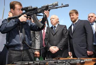 P� BES�K: Selv om Medvedev har akademikerbakgrunn fra St. Petersburg, g�r han ikke av veien for � plukke opp kraftig skyts n�r han m�ter FSB og Kadyrov i Dagestan. Foto: REUTERS