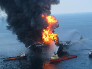 BRANT: Katastrofen startet da riggen �Deepwater Horizon� eksploderte og sank utenfor kysten av Louisiana i forrige uke. Foto: REUTERS/U.S. Coast Guard/Handout/SCANPIX