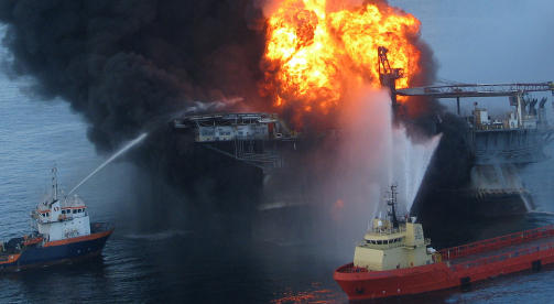 SANK TIL BUNNS: Brannmannskaper fors�kte lenge � slukke flammene p� oljeriggen Deepwater Horizon i Mexicogolfen. Men brannen tok ikke slutt f�r plattformen sank torsdag forrige uke. Foto: REUTERS/SCANPIX