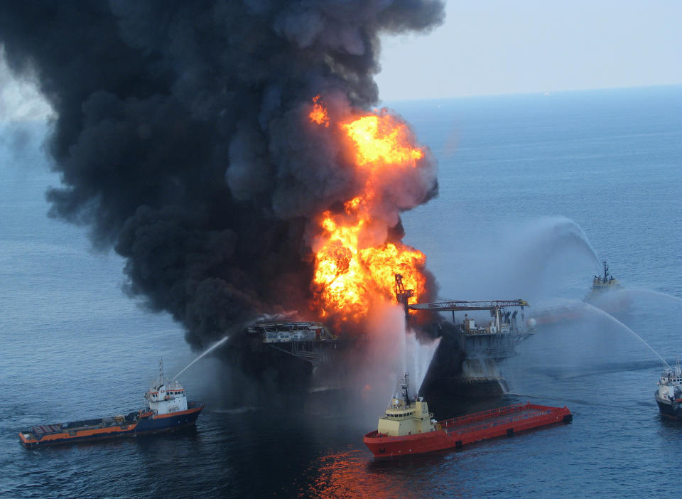 SANK TIL BUNNS I G�R: Brannmannskaper fors�kte lenge � slukke flammene p� oljeriggen Deepwater Horizon i Mexicogolfen. Men brannen tok ikke slutt f�r plattformen sank. Foto: REUTERS/SCANPIX