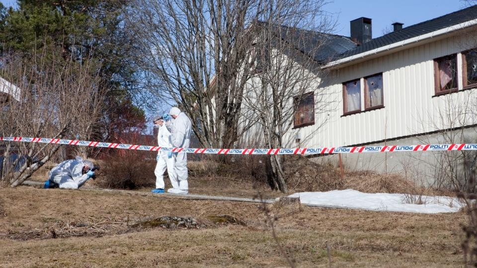 TEKNISKE UNDERS�KELSER: Politiet jobbet i hele g�r i huset og omr�det rundt leiligheten til 62-�ringen som er siktet for drapet p� politimannen Olav Kildal (58). Foto: Ole Morten Melg�rd