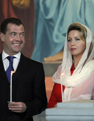 TIL OSLO: Den russiske presidenten Smitrij Medvedev  og kona Svetlana Medvedeva kommer til Oslo p� statsbes�k. Her under p�skefeiringen. Foto: AFP/NATALIA KOLESNIKOVA