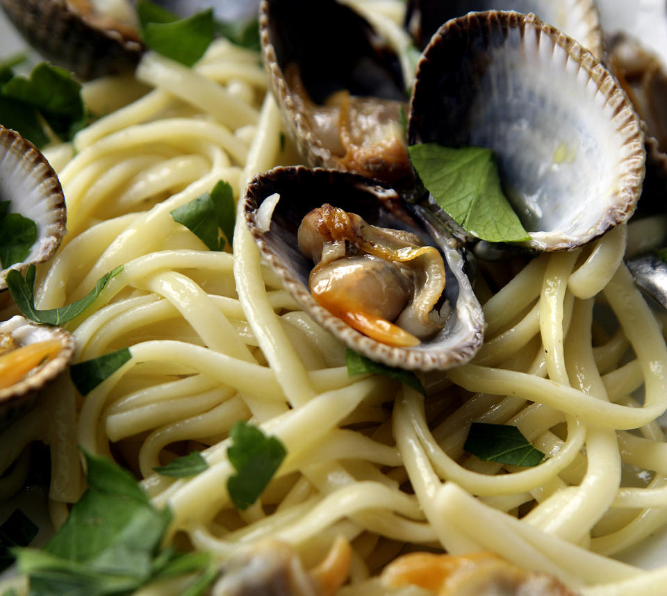 PASTA MED HJERTER: I motsetning til pasta med bl�skjell, som skal v�re kraftig og r�, skal pasta med hjerteskjell ha en florlett friskhet over seg.