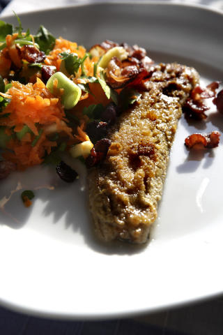 HELT FETT: Sennepspanert sild med baconsalat.