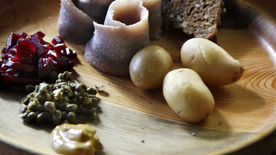 IN NATURA: Sild i all enkelhet - med varme poteter, r�dbeter, kapers, sennep, revet pepperrot og rugbr�d. F�r du tak i god spekesild, er det lite du trenger � gj�re.