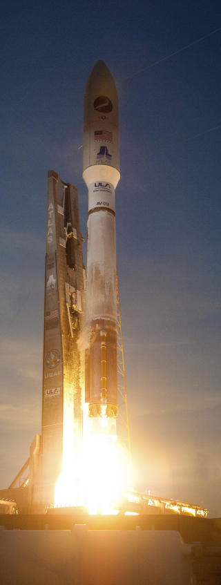 I TOPPEN: En Atlas V-rakett fra United Launch Alliance ble skutt opp med romflyet fra Cape Canaveral Air Force Base i Florida. Milit�rbasen ligger vegg i vegg med NASAs Kennedy Space Center, hvor alle romferjene skytes opp. Foto: REUTERS/Pat Corkery/United Launch Alliance/Handout