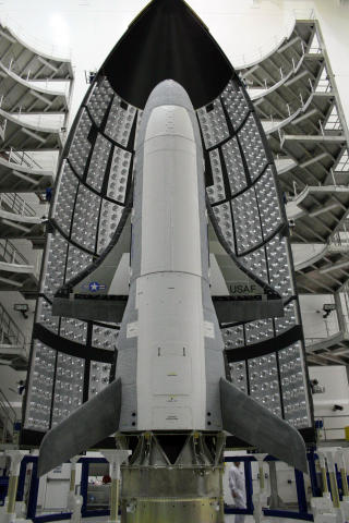 NESEVIS: X-37B var plassert i nesen p� Atlas V-raketten som brakte den til oml�psbane. Foto: U.S. Air Force