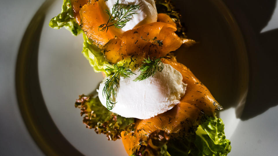 SMILENDE MAT: Gravlaks med posjert egg er bare lekkert. - Skaffe deg god gravlaks og litt s�t sennepssaus, sier Charlotte Mohn. Alle foto: H�kon Eikesdal