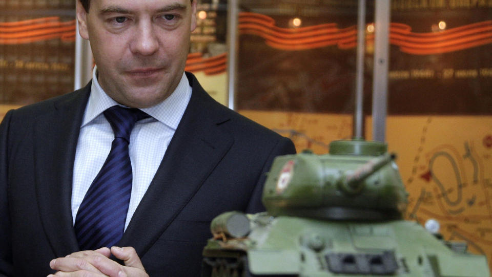 L�FTER: President Medvedev skal godkjenne en visumfri sone mellom Norge og Russland. Foto: AFP/ DMITRY ASTAKHOV