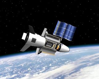 H�YT OPPE: Romflyet kan tilbringe opptil 270 dager i oml�psbane. Satellittspottere verden over fors�ker n� � avsl�re den. EPA/NASA/BOEING PHANTOM WORKS