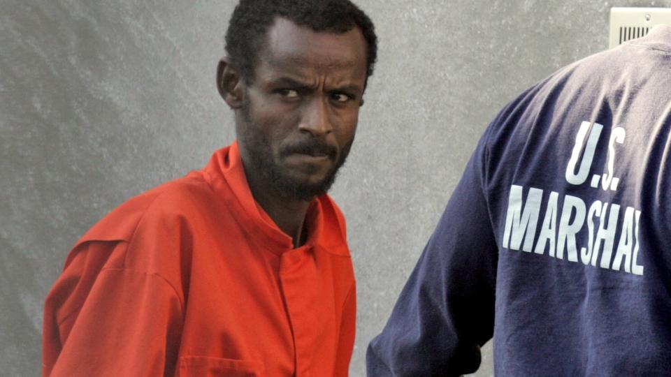 SKULER: En av de tiltalte somalierne f�res inn i retten. Foto: AP/Steve Helber