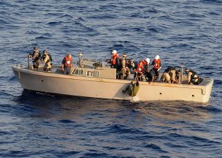 BORDRER: Her tar US Navy seg ombord i en av de antatte piratb�tene. Foto: EPA/Jason R. Zalasky/Scanpix