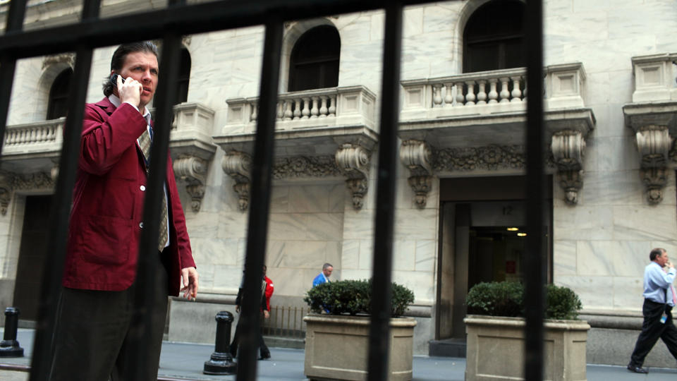 FINANSKRISE: Mens �konomien i USA stupte brukte pengevokterne tiden p� pornografi. Her st�r en b�rsmegler utenfor b�rsen p� Wall Street i New York. Foto: Spencer Platt/Getty Images/AFP/Scanpix
