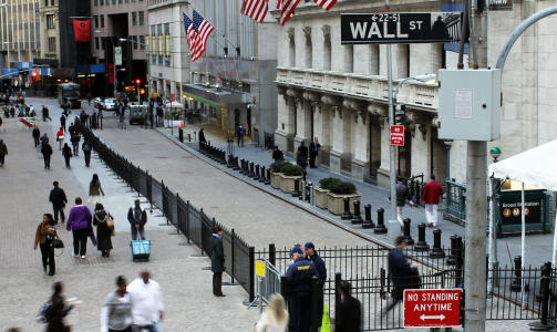 WALL STREET: Folk g�r forbi Wall Street i New York. Foto: Spencer Platt/Getty Images/AFP/Scanpix