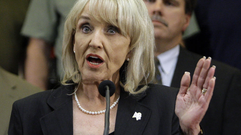 SIGNERTE: Arizona-guvern�r Jan Brewer satte sin signatur p� loven fredag. Dermed f�r alle innvandrere i delstaten p�bud om � ha med seg identifikasjonspapirer til enhver tid. (AP Photo/Ross D. Franklin/Scanpix)