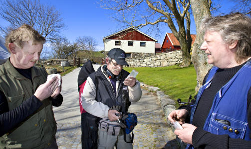 GULL-KONFIRMASJON: -Første gangen du har funnet gull? Gratulerer! Og velkommen i klubben, sier Tommy Olesen (t.v) til dagens mann, Bjørn Fodnes. I midten: Thor Holmboe. Foto: Marie von Krogh GULL-KONFIRMASJON: -Første gangen du har funnet gull? Gratulerer! Og velkommen i klubben, sier Tommy Olesen (t.v) til dagens mann, Bjørn Fodnes. I midten: Thor Holmboe. Foto: Marie von Krogh