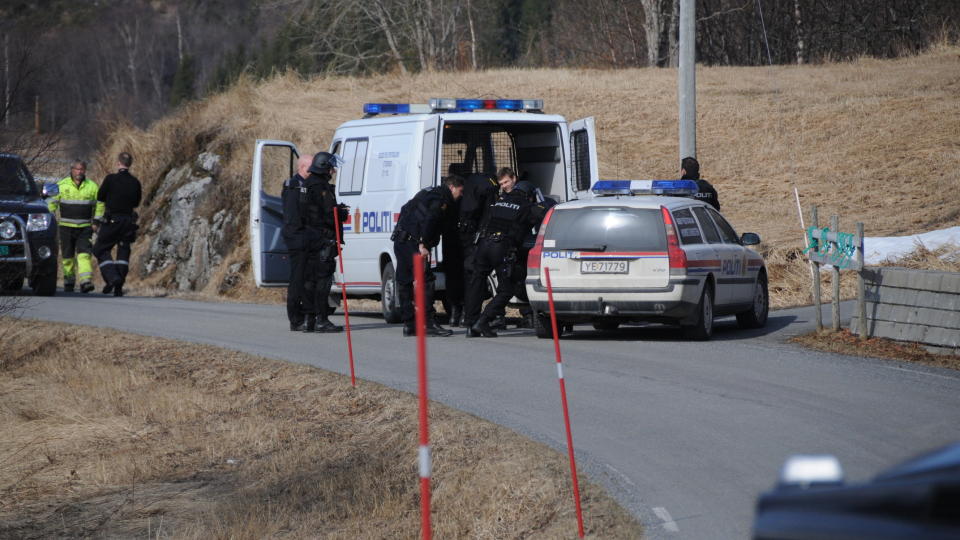 P�GREPET: Her blir den 62 �r gamle psykiatriske pasienten p�grepet etter at han hadde ringt inn trusler til operasjonssentralen i Salten politidistrikt i formiddag. Foto: Tor Friberg/Saltenposten