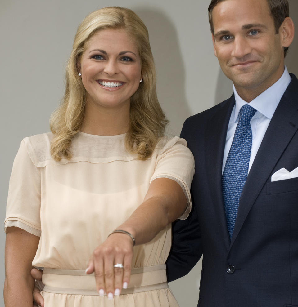 LYKKELIGERE TIDER: Prinsesse Madeleine og juristen Jonas Bergstr�m offentliggjorde sin forlovelse p� �land 11. august 2009. N� er det slutt.
Foto: Fredrik Sandberg / SCANPIX